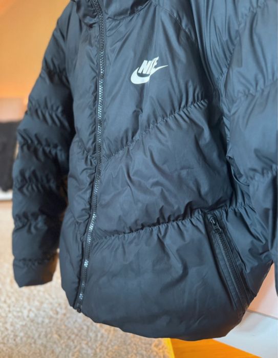 vand geaca nike.