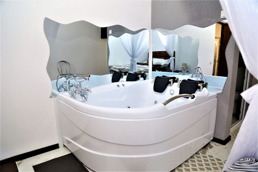 Vând sau închiriez  apartament 3 camere zona 6 martie