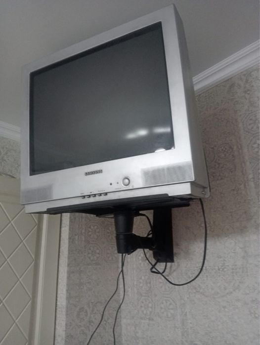 Продам б/у телевизор в хорошем состоянии с готовой подставкой