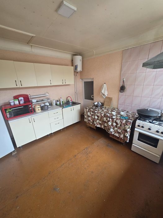 Кибрай Уймовут маҳалласида 8 хона 7 сотихли уй сотилади.