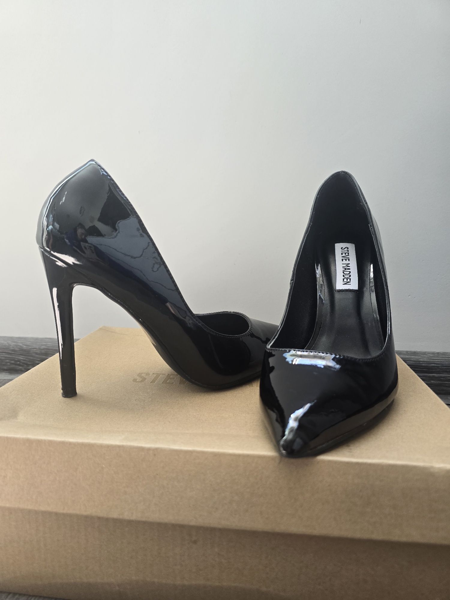 Лачени обувки на ток Steve Madden