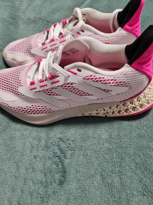 Vând adidași noi fără etichetă