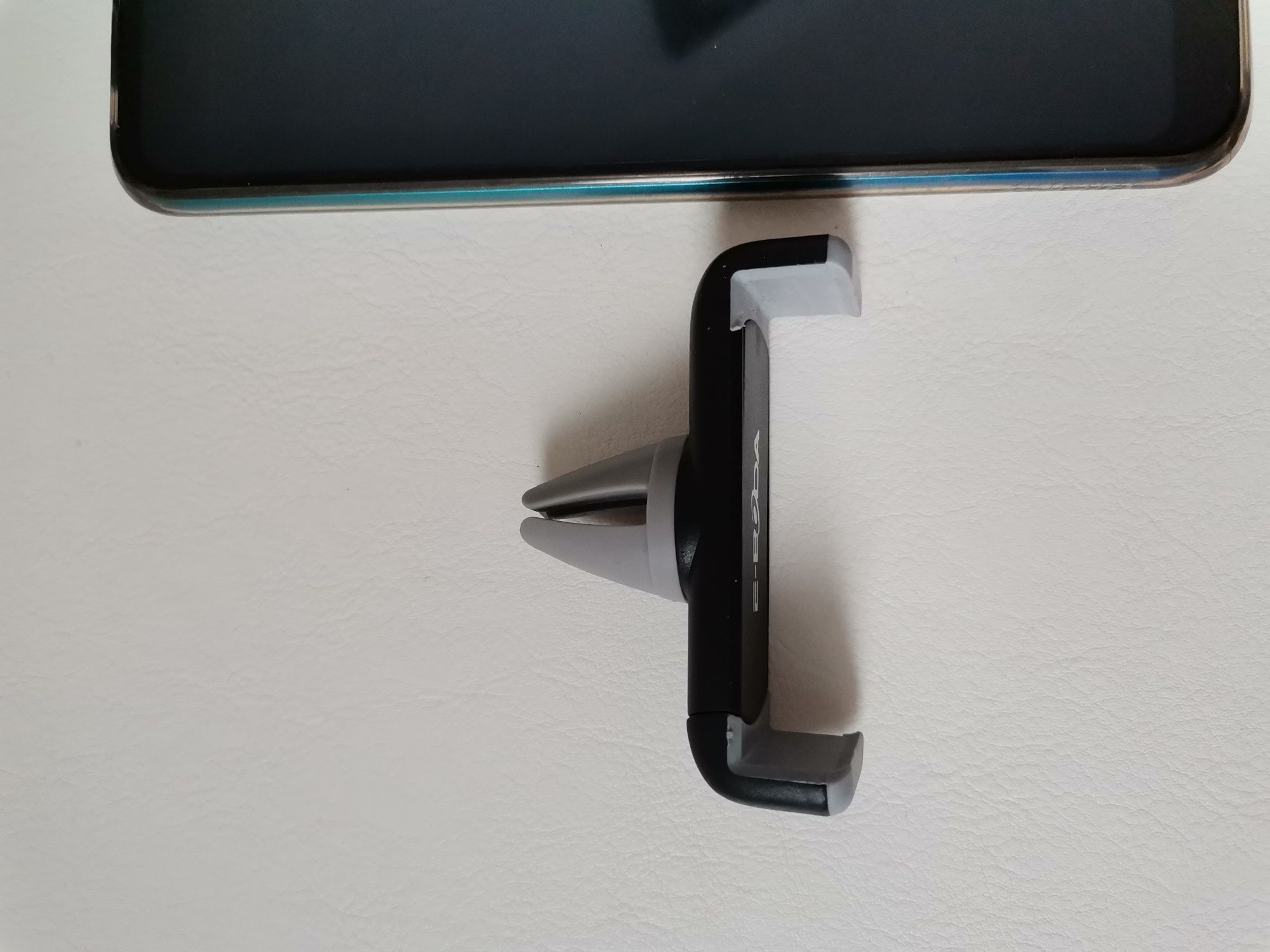 Vand suport auto pentru telefon cu prindere la grila, nou nouț.