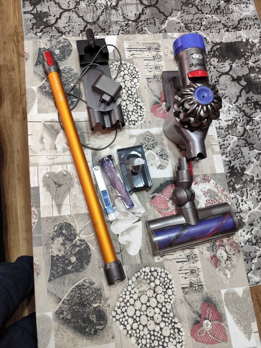 Dyson V8 +зарядно със стойка