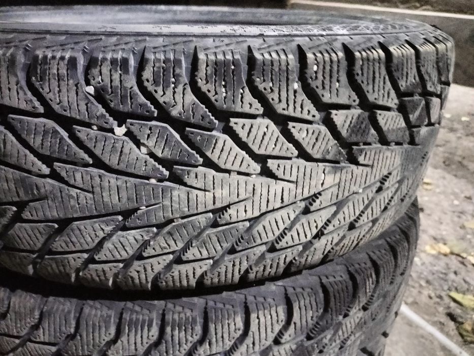 Зимние шины почти новый
