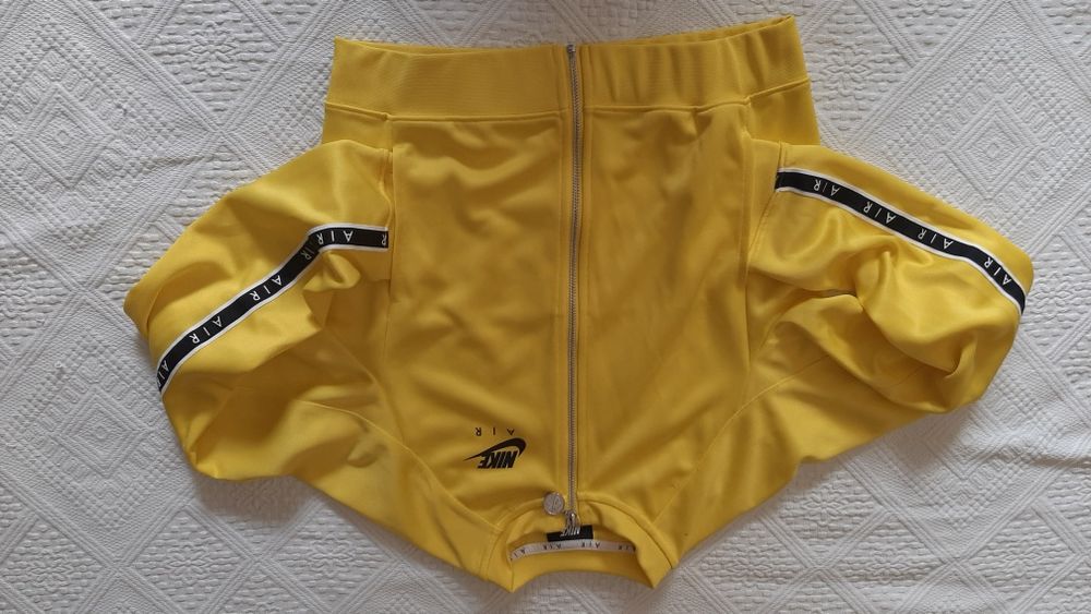 Bluza Nike marimea XS,de culoare galbena ,impecabila