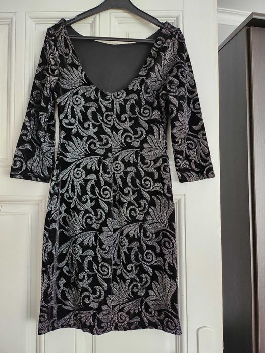 Черна рокля с дълъг ръкав