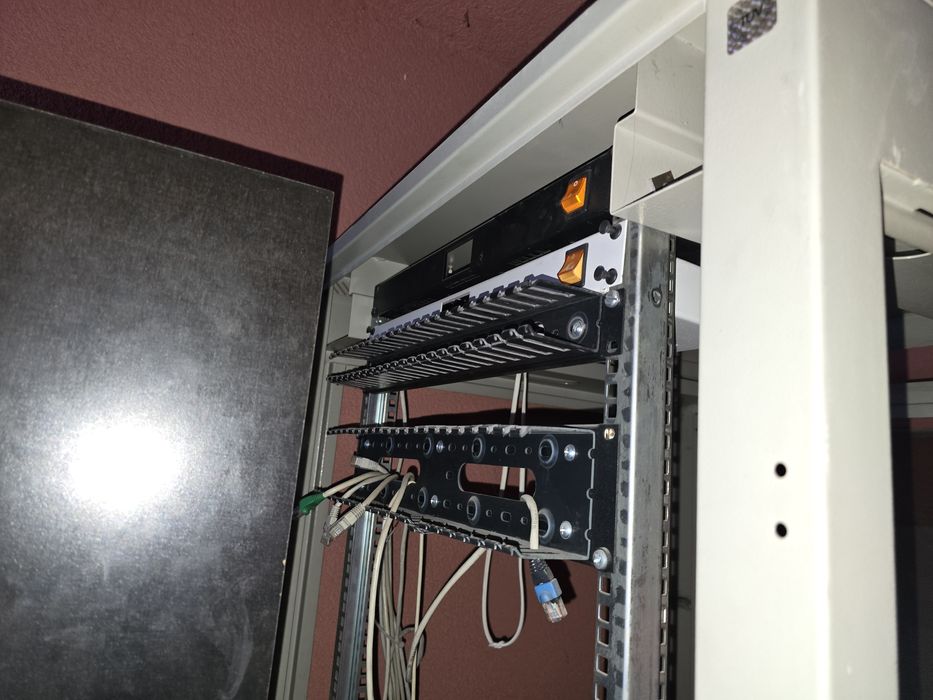 Сървърен шкаф, рак.