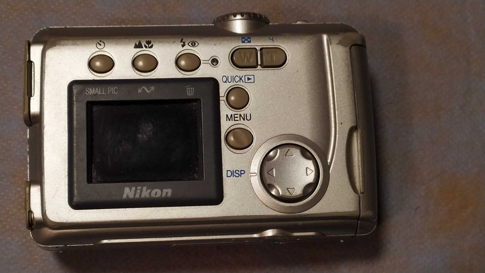 Цифров фотоапарат Nikon Coolpix 2000