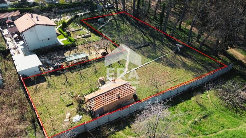 Урегулиран поземлен имот за продажба, със законна постройка, ток и два