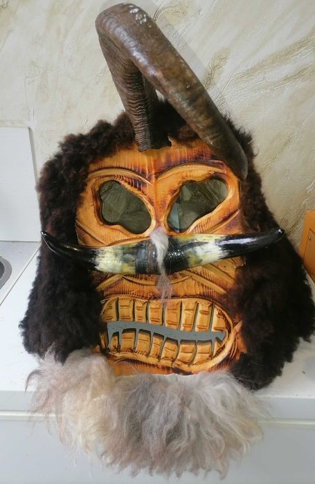 Кукерска маска, лека и удобна!