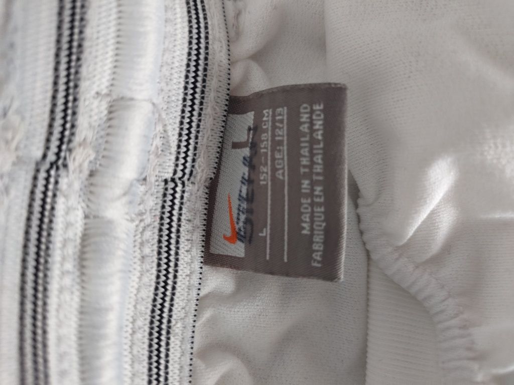 Vând pantaloni Nike