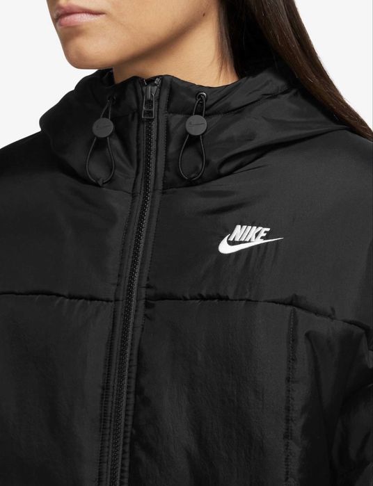 Оригинално дамско яке на Nike
