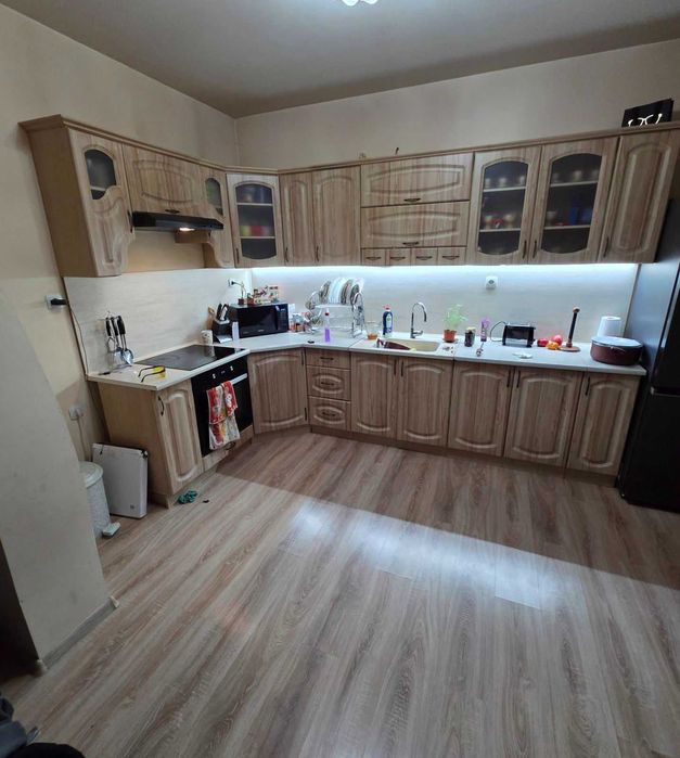 Кохненско обзавеждане хладилник микровълнова фурна