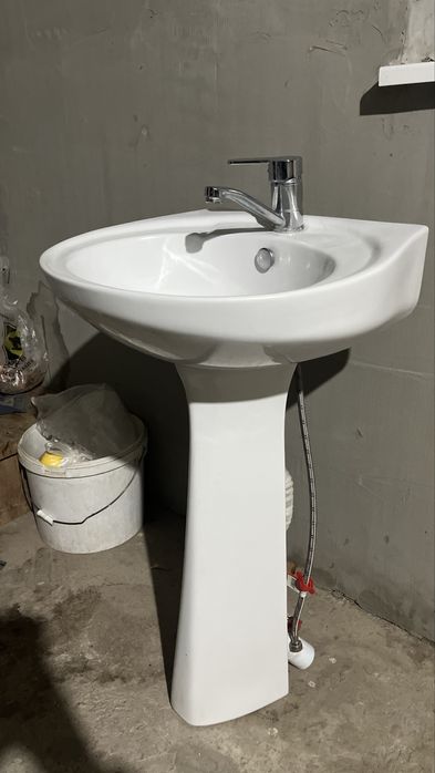 Раковина комплект с смесителям и сифоном отличном состоянии буу!