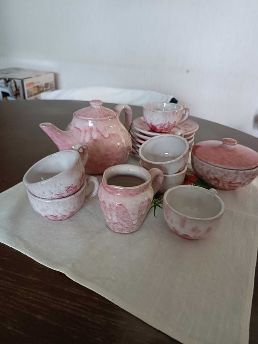 Продавам керамичен сервиз за кафе