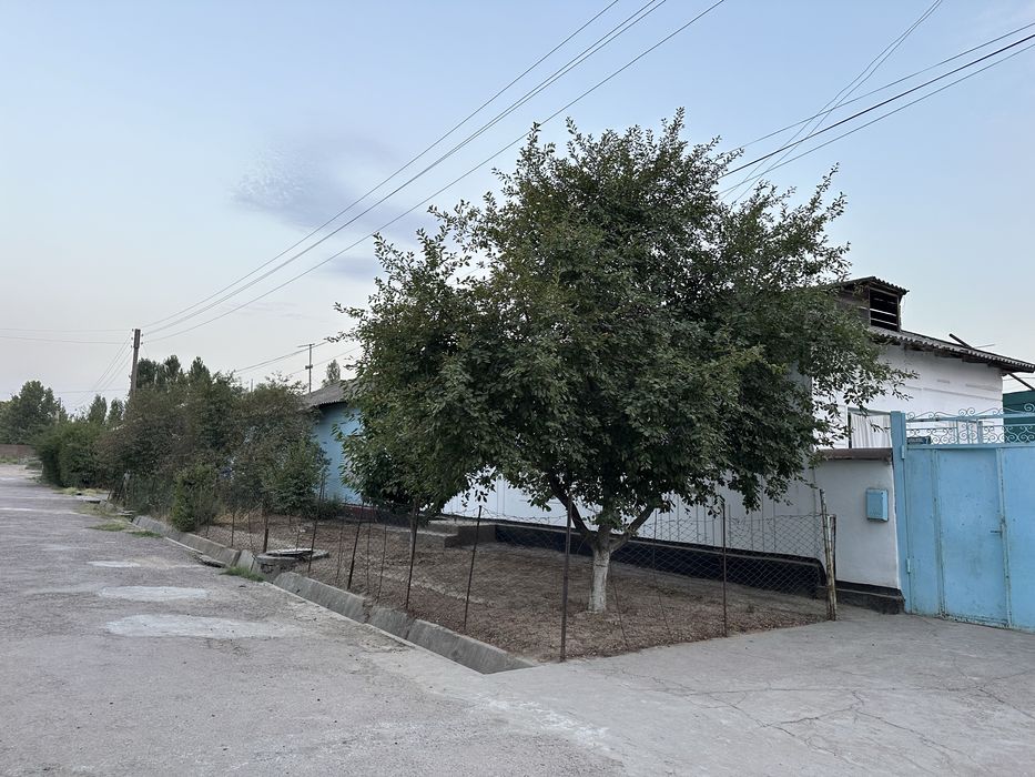 Uy sotiladi 10 sotix 7 xonali uy