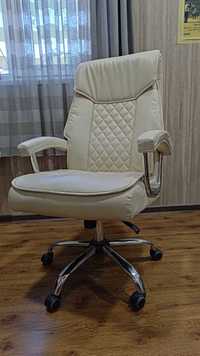 Продается офисное кресло в элегантном белом исполнении
