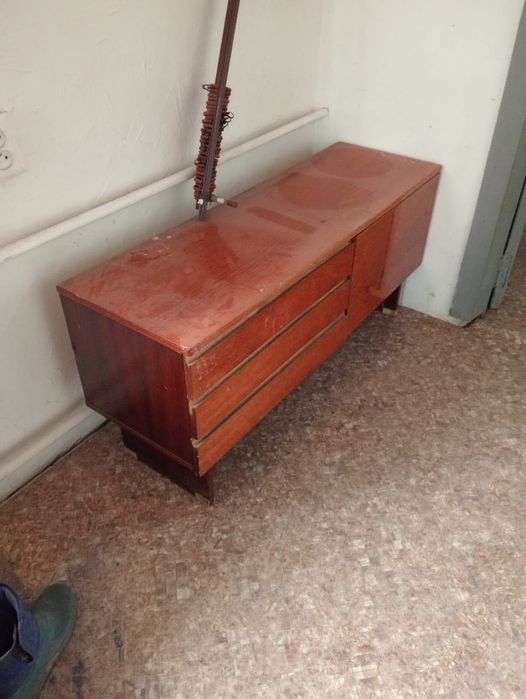 Продам мебель шкаф,стол, зеркало