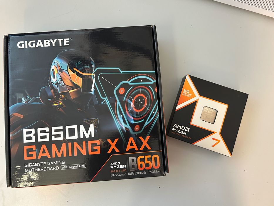 Kit calculator pc ultra gaming AMD Ryzen 7 9800X3D+ Placa B650M - nou