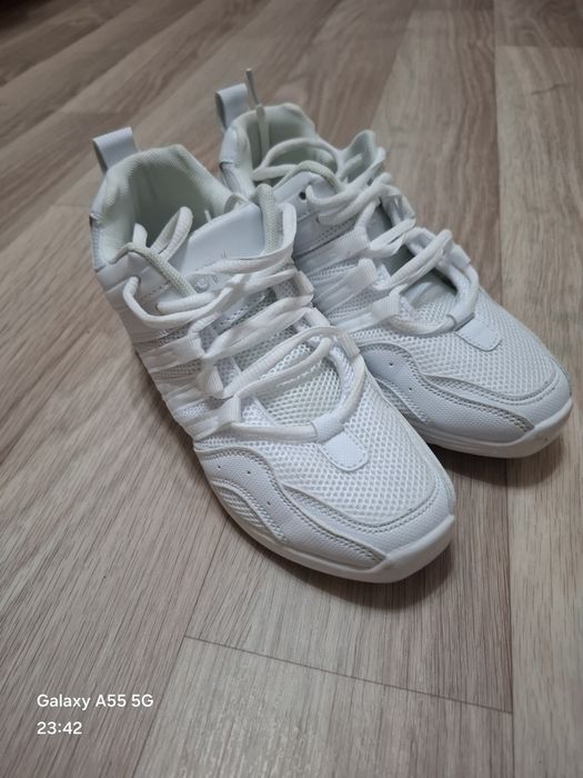 Продам спортивные кроссовки (для танцев)