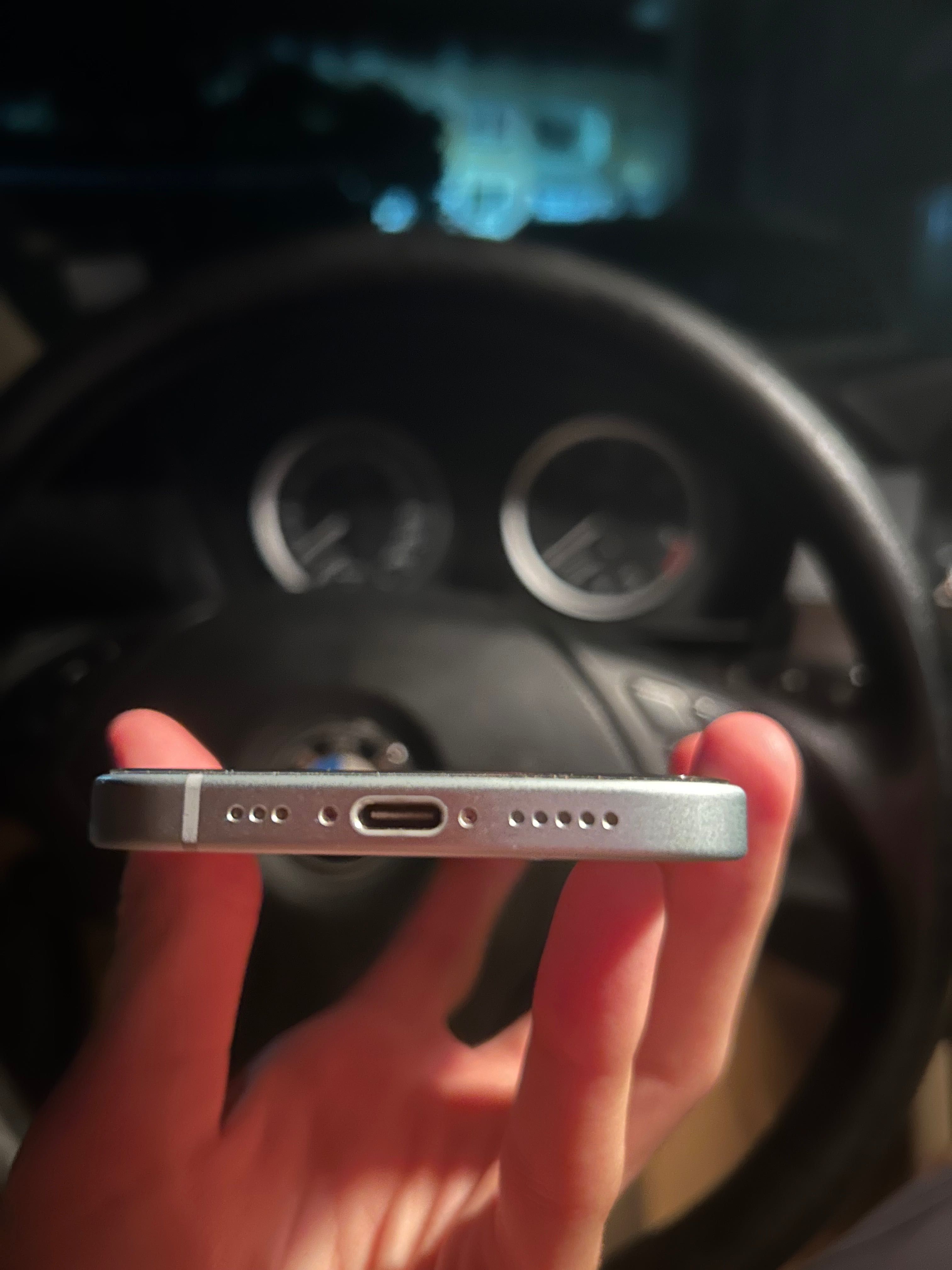 Продавам iphone 15 blue 128