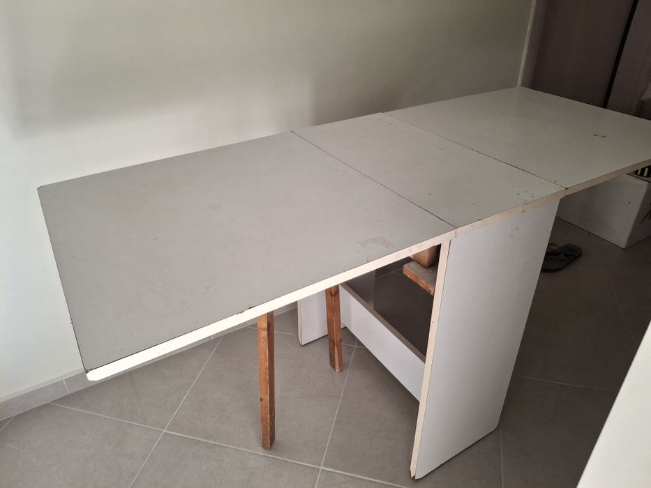 Продавам кухненска маса