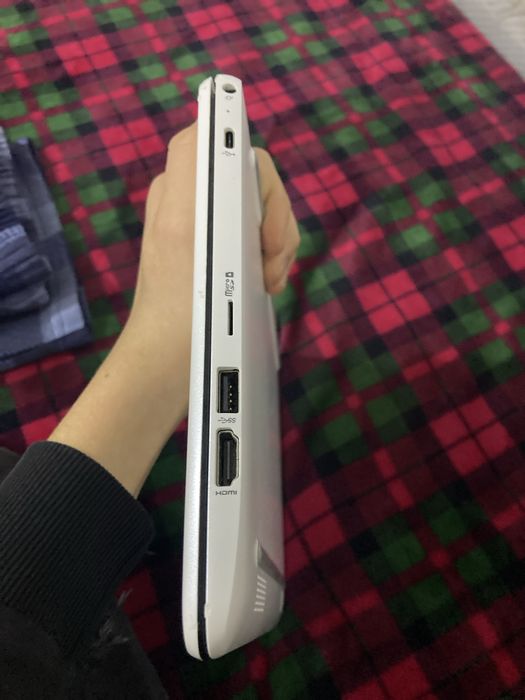 Vand laptop hp fara defecte