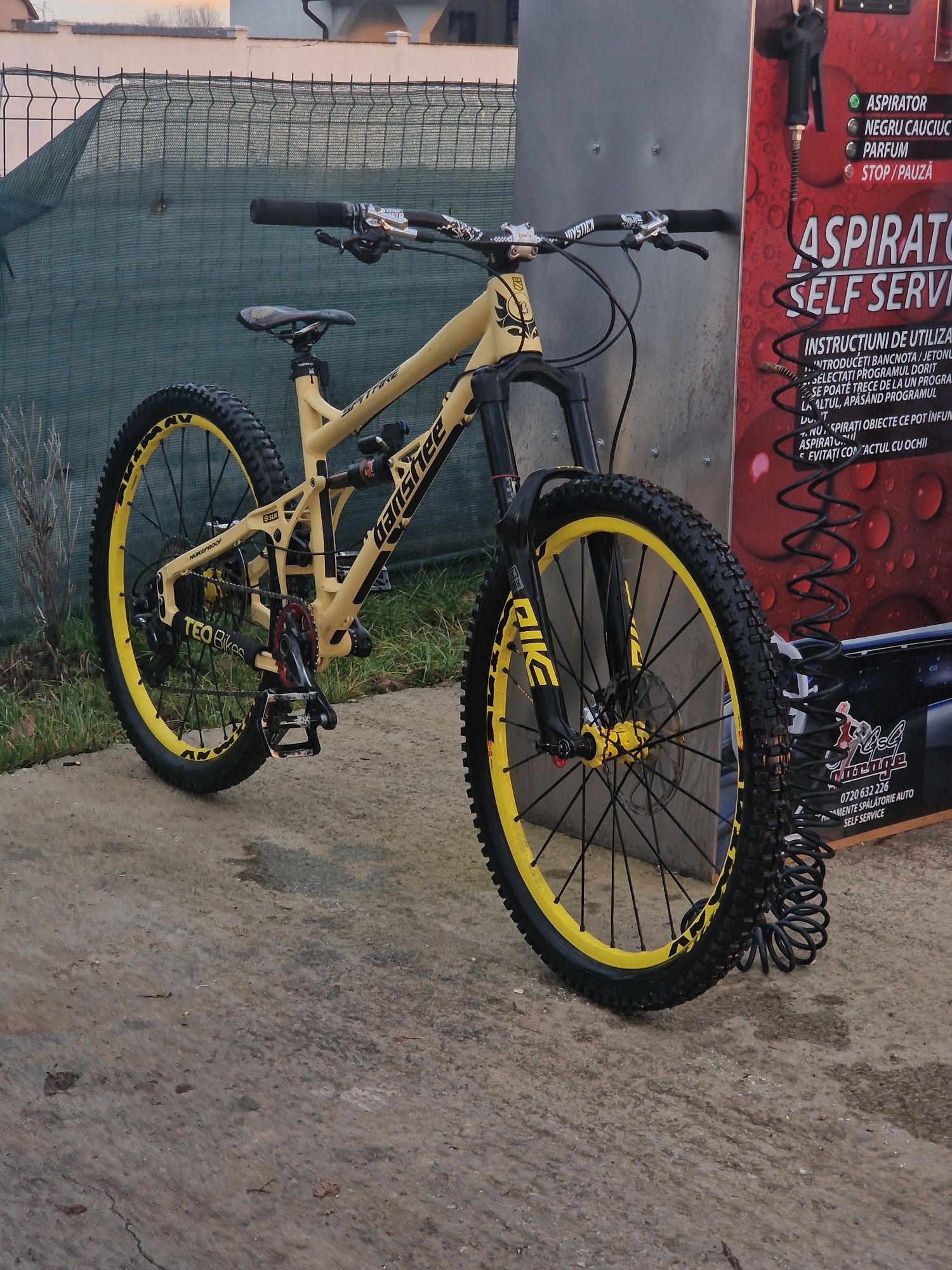 vând enduro banshee spitfire