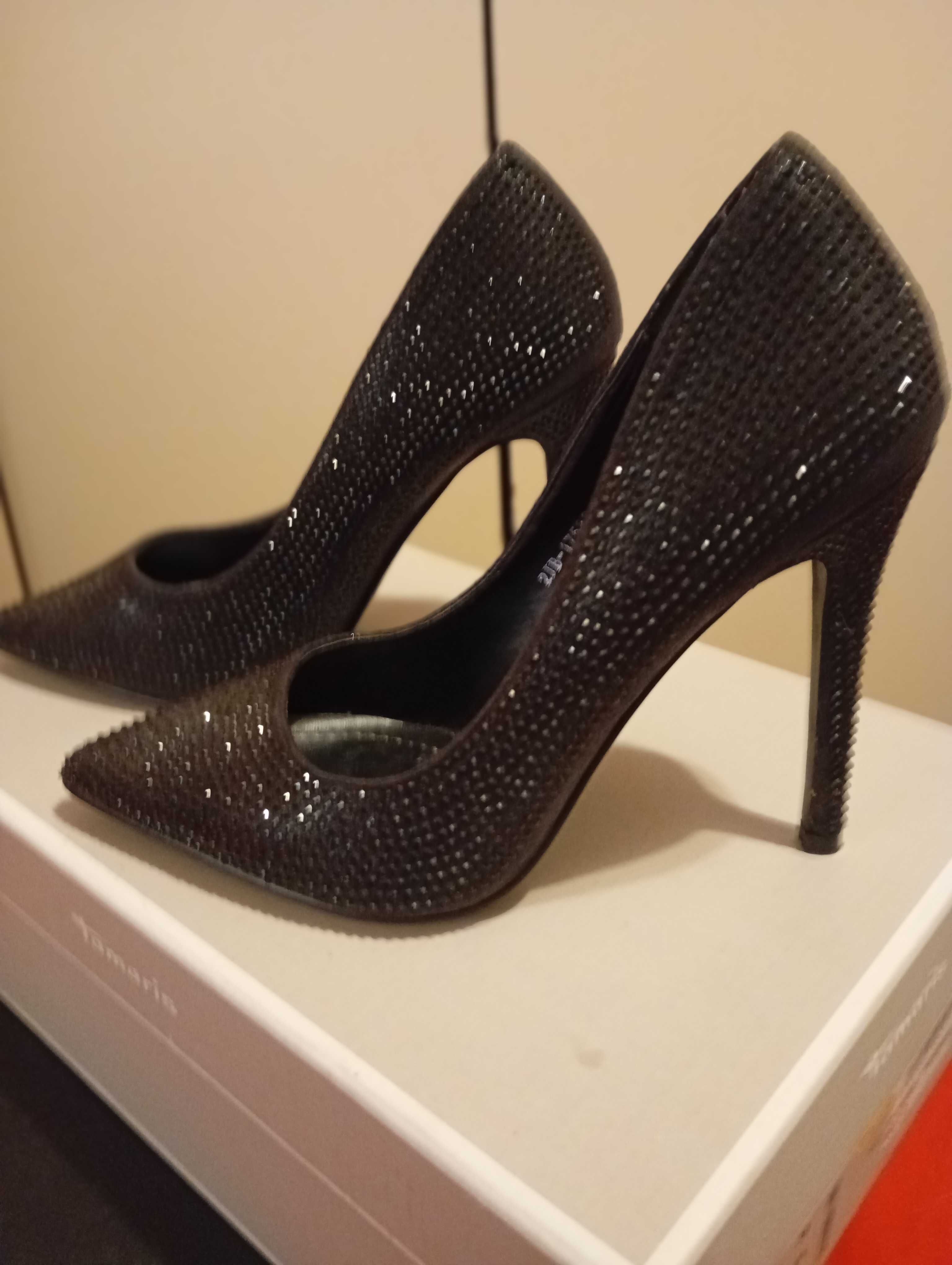 Pantofi superbi și eleganți Stiletto