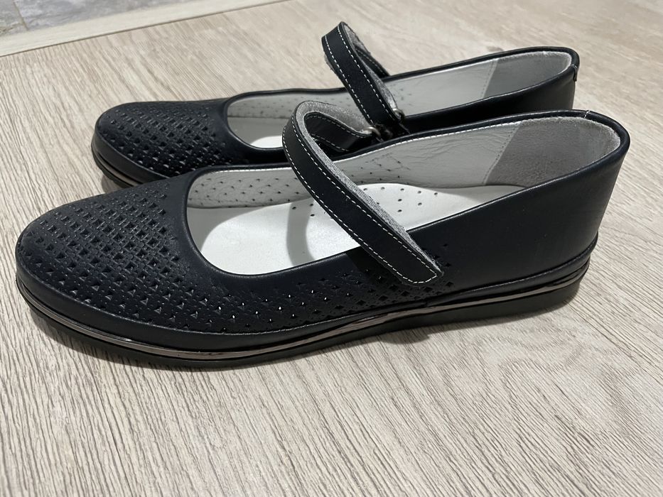 Продам новые туфли для девочки! Подойдут для худенькой ножки!