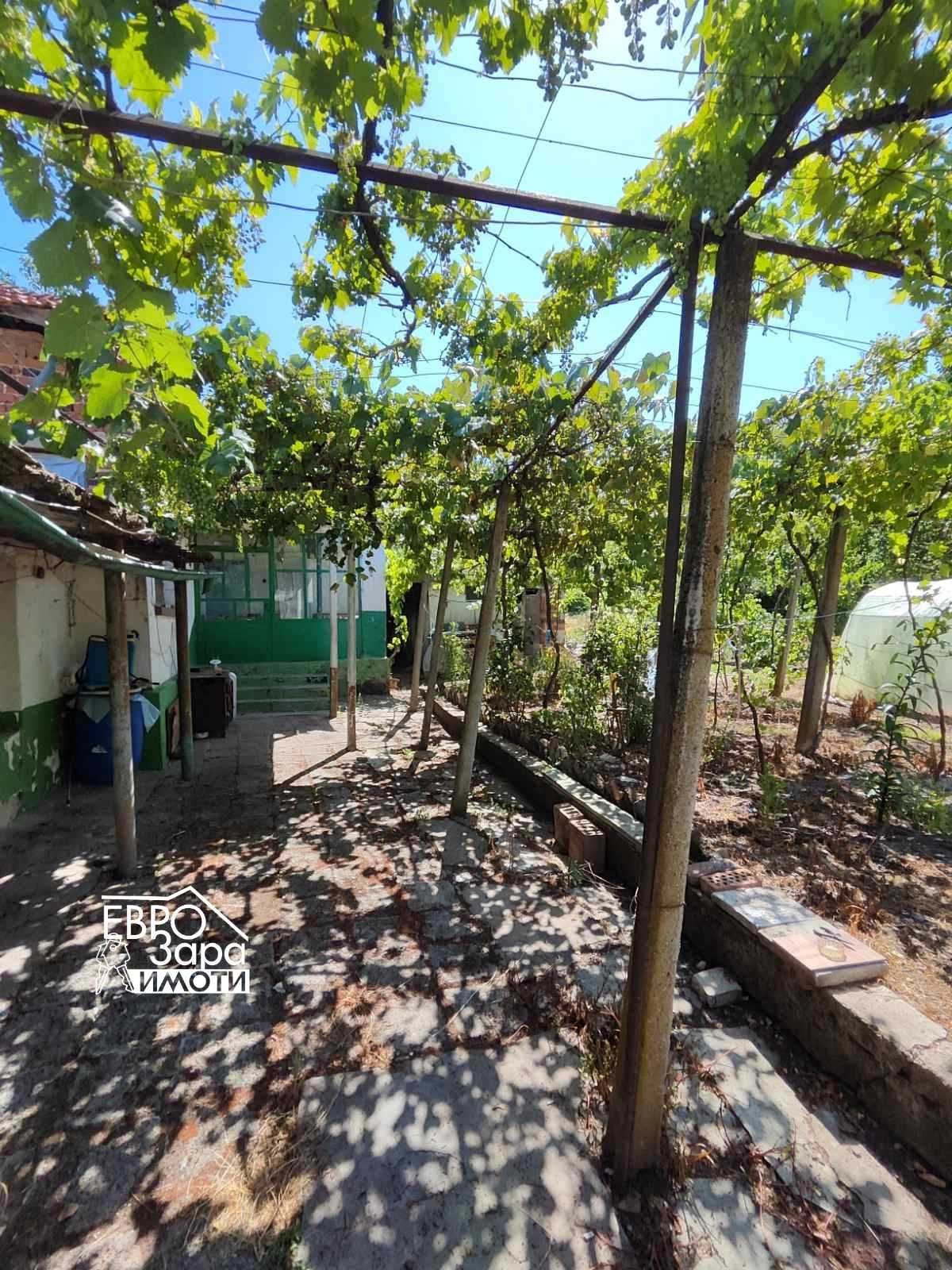 Масивна къща с голям двор за продажба в с.Арнаутито