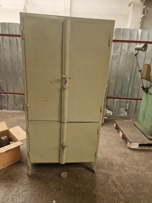 Dulapuri pentru scule si Containere mari mici din metal profesionale.