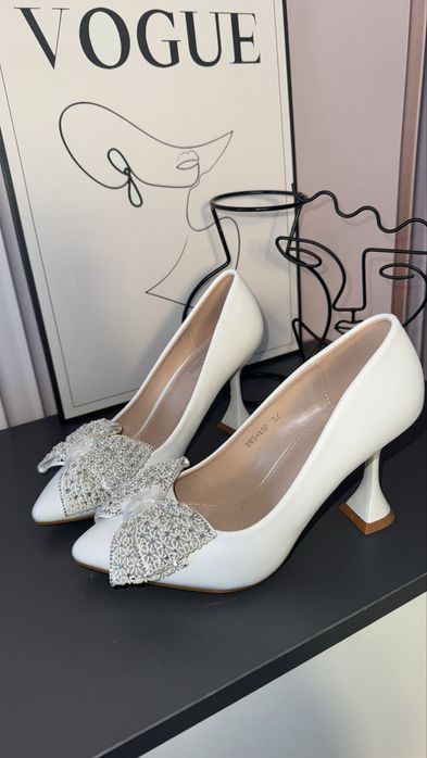 Белые туфли в стиле Золушки с бантиком