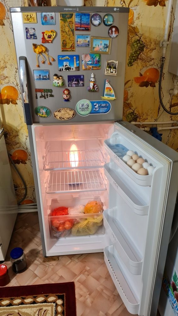Продам 2 камерный холодильник марки Lg