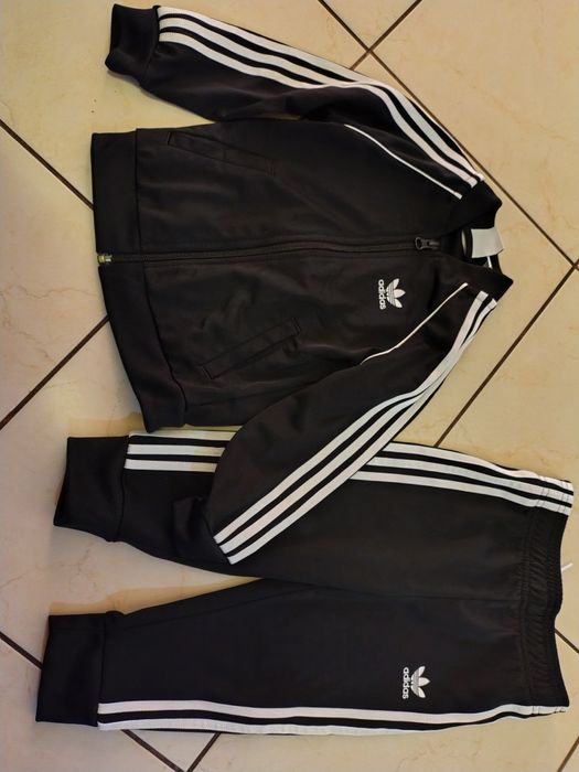 Vând trening adidas