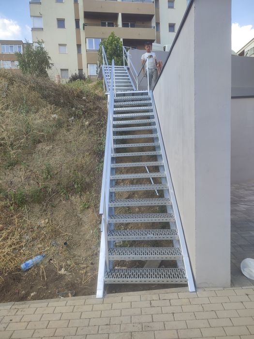 Vindem scări zincate la cerere