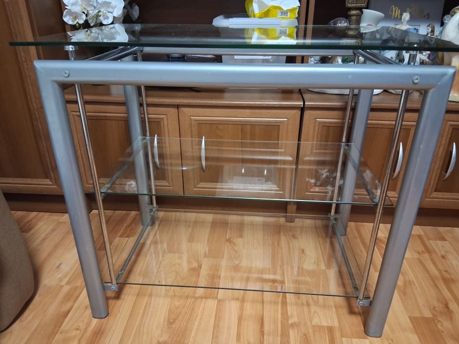 Vând masă de sticla pe 3 nivele