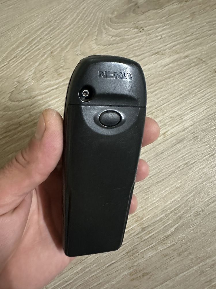Nokia 6210.