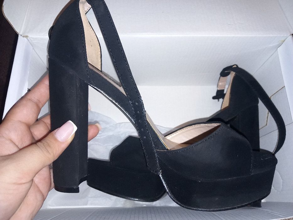 Vând sandale cu toc și platformă
