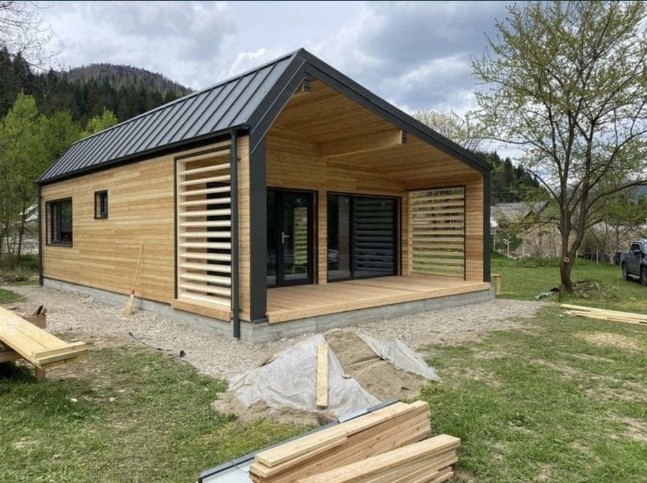 Vand casa pe structura metalica de locuit