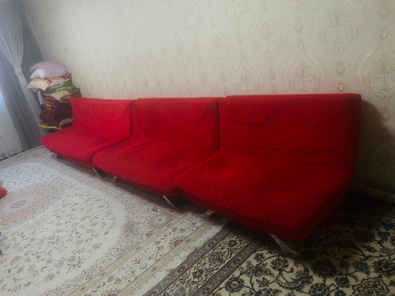 Диван продается в красном цвете