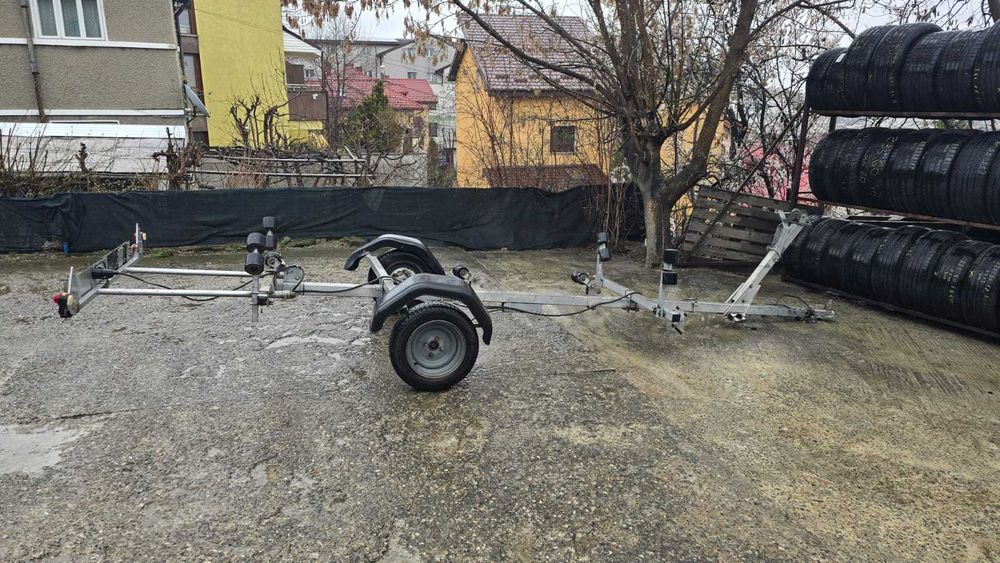 Vand barca (cu motor 20cp) si peridoc