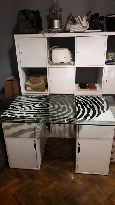 Дизайнерско бюро със стъклен плот и две шкафчета ИКЕА