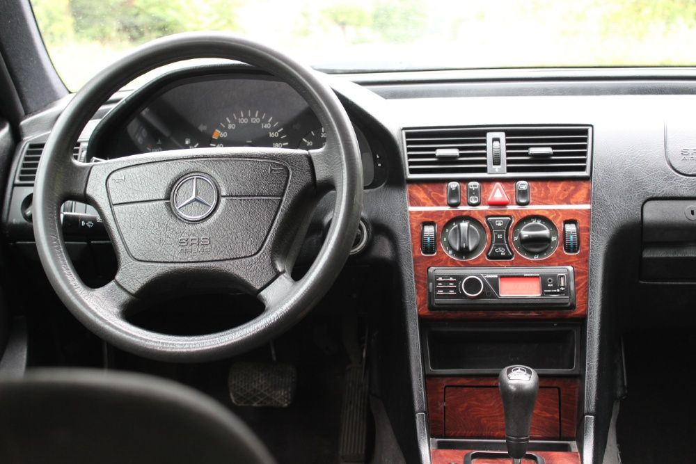 НА ЧАСТИ Mercedes W202 C220cdi Комби фейслифт / Мерцедес В202