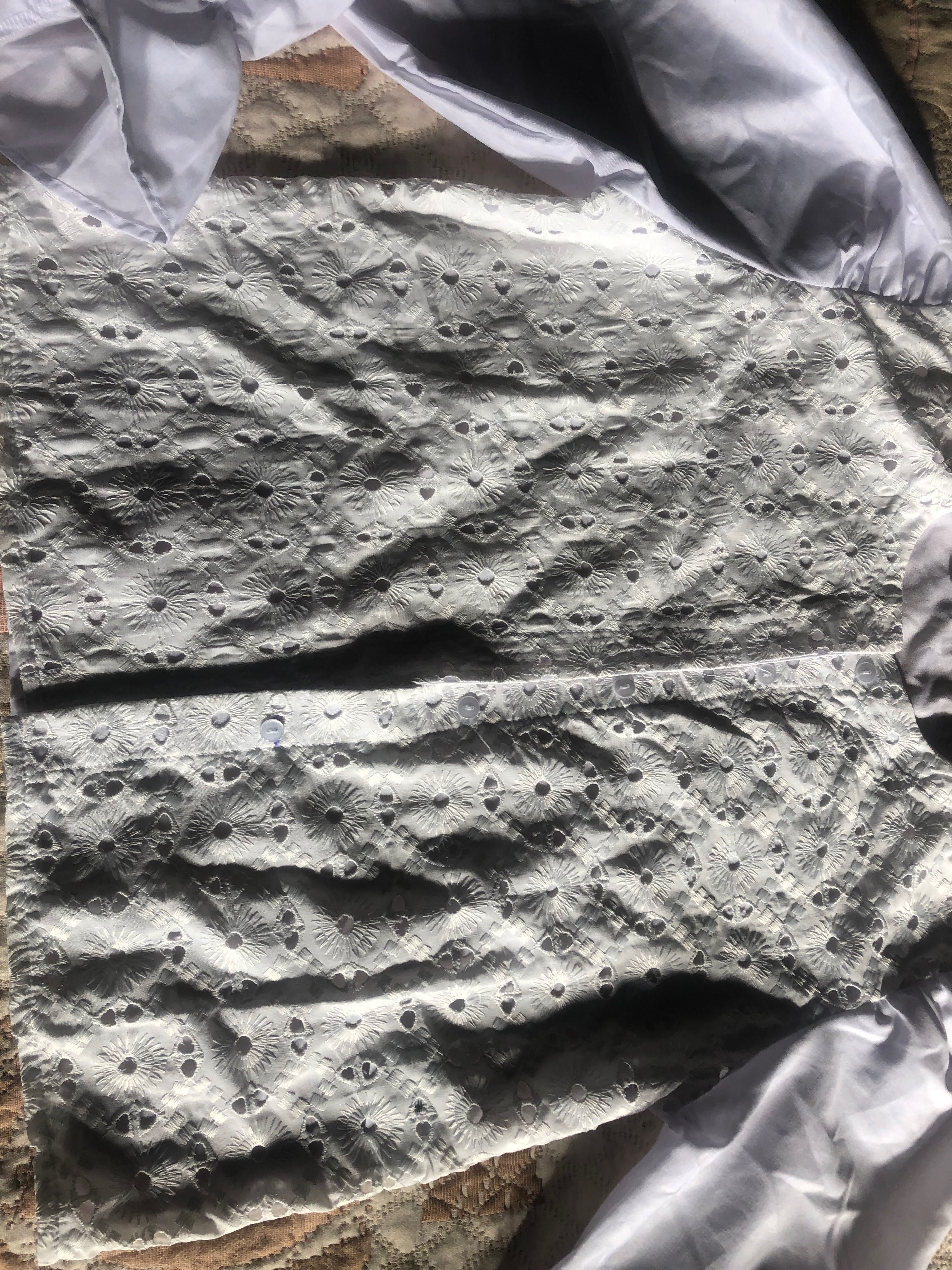 Cămașă albă cu broderie s nouă cu eticheta