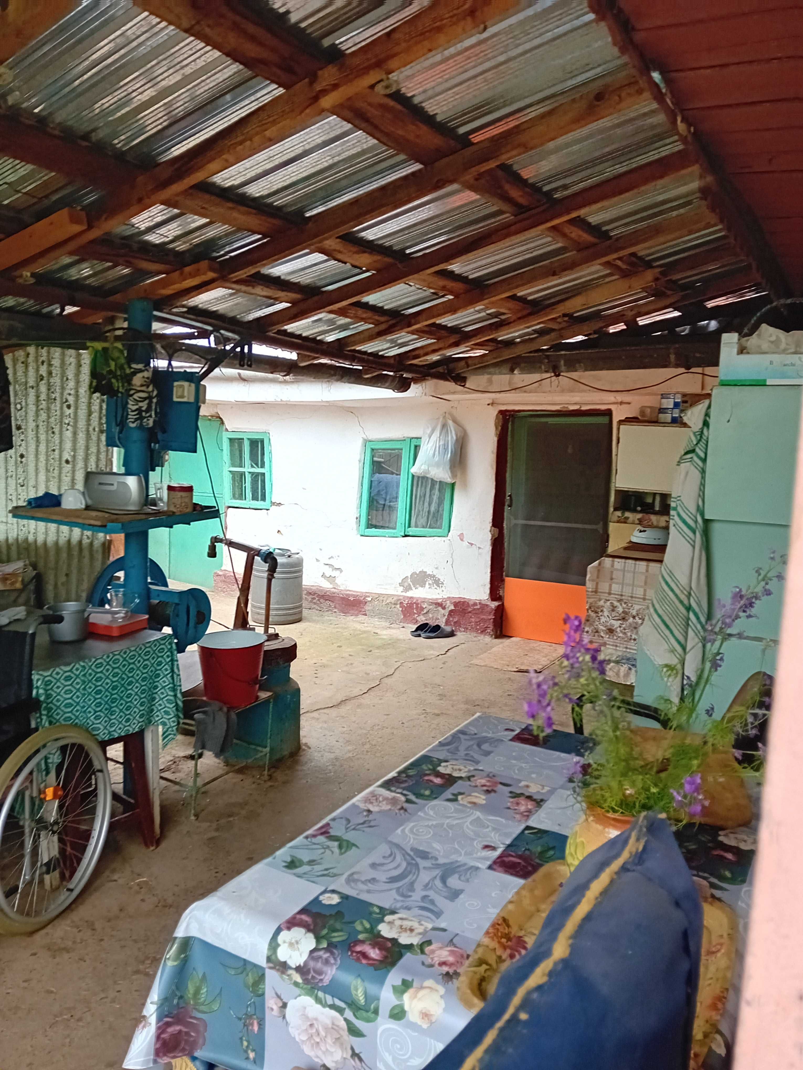 Vand casa din paianta si teren 700m
