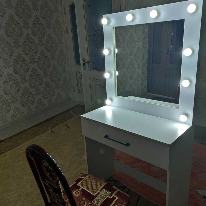 Столик для косметики