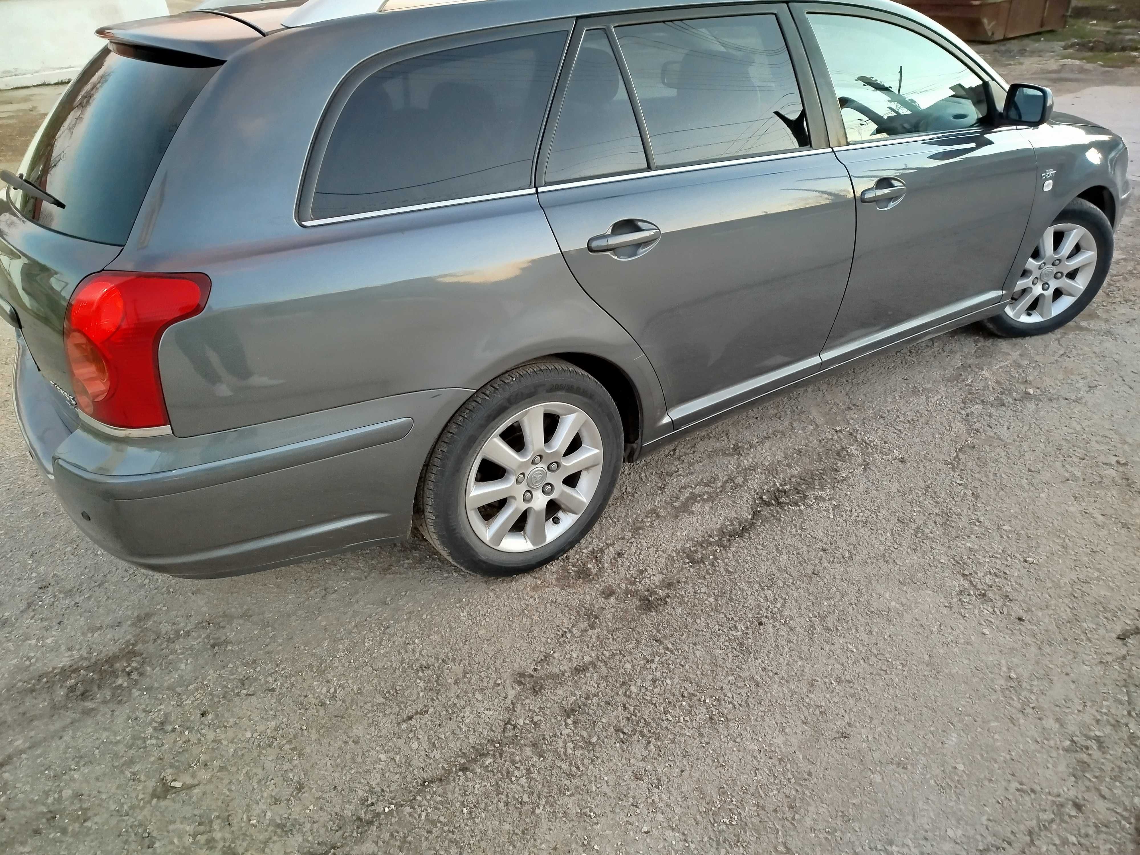 Продава сеТойота авенсис.