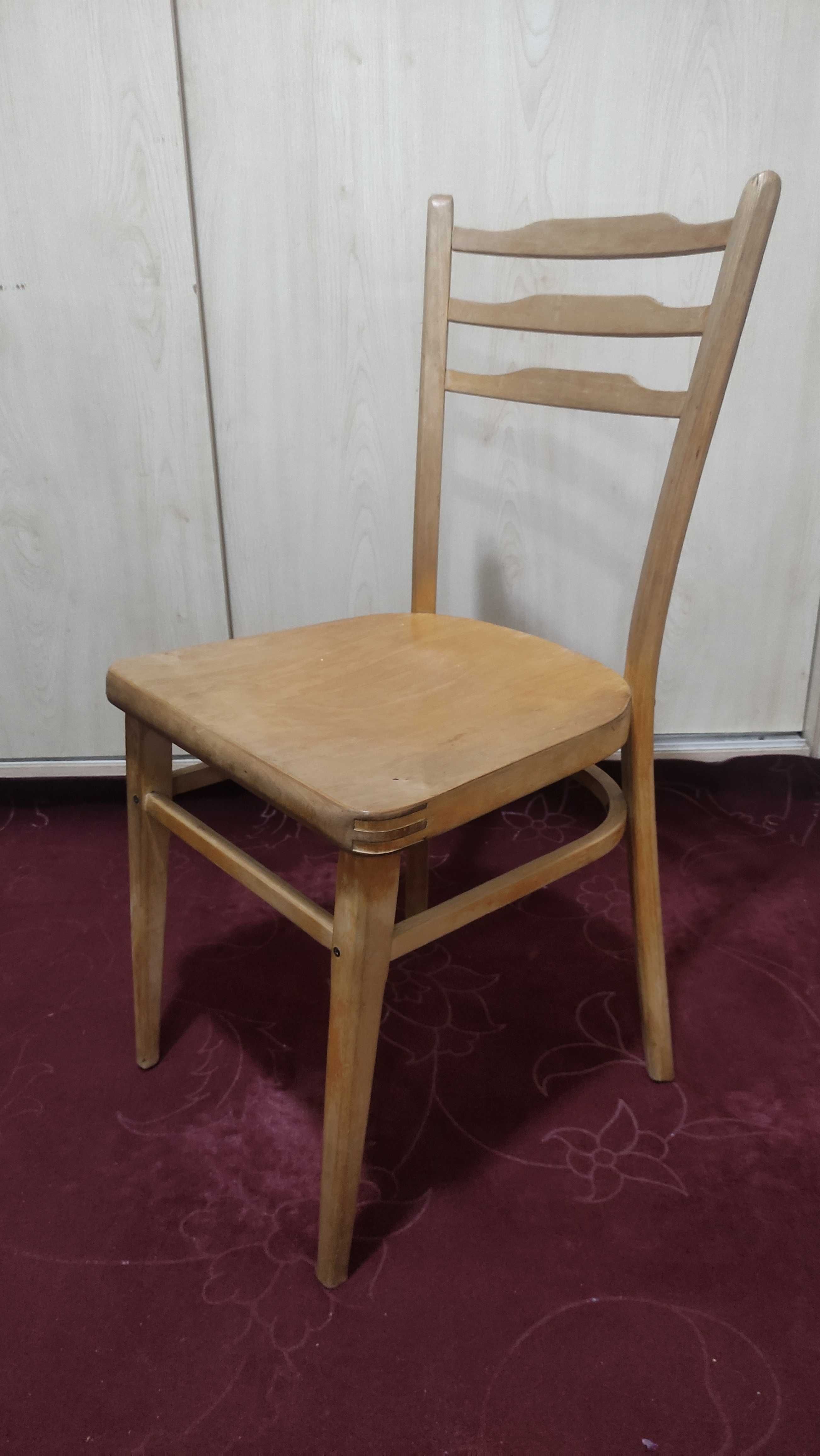 Продаются кухонный стол и стуля (6 штук). Oshxona uchun stol-stullar.